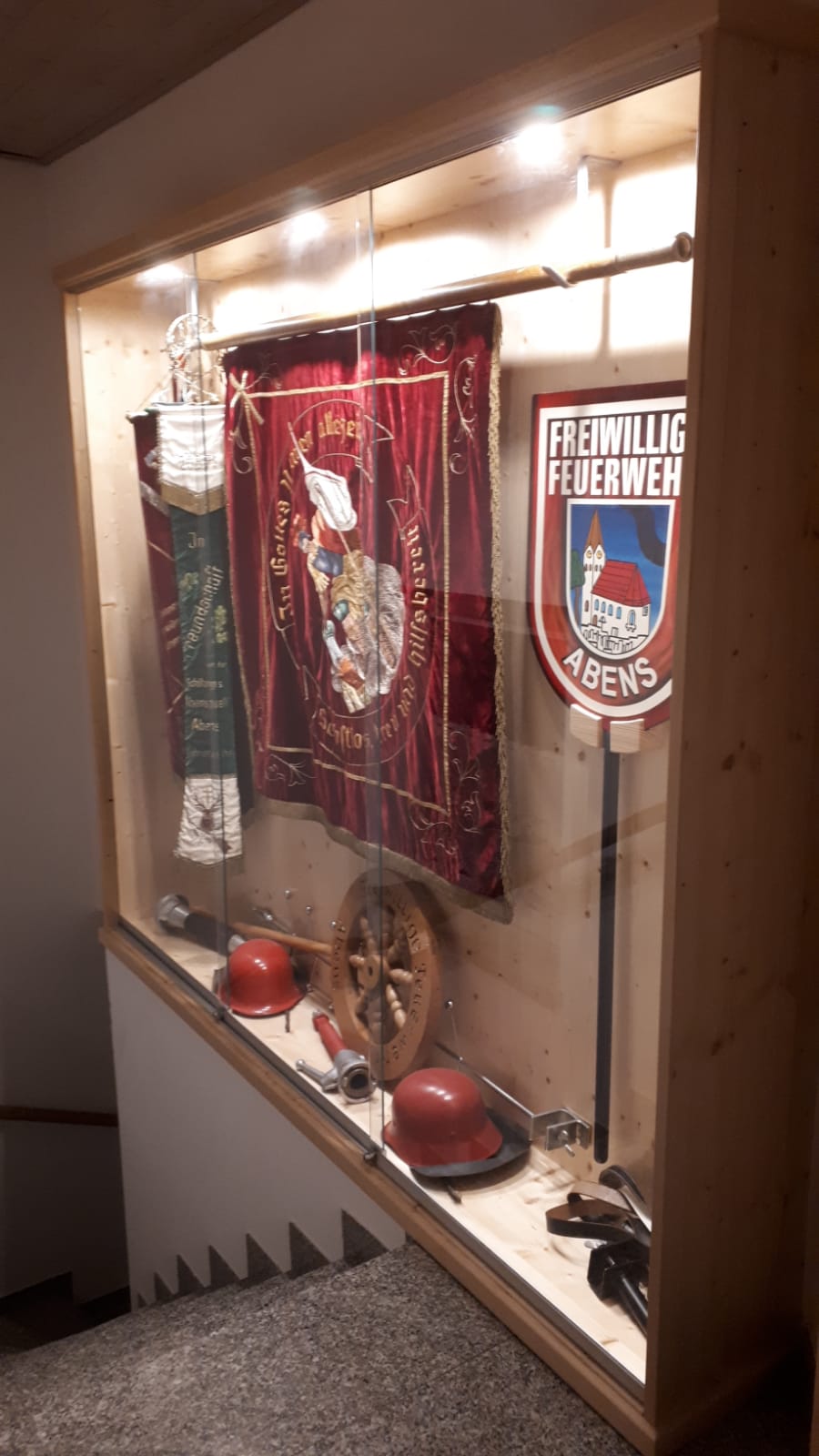 Fahnenschrank Beleuchtet